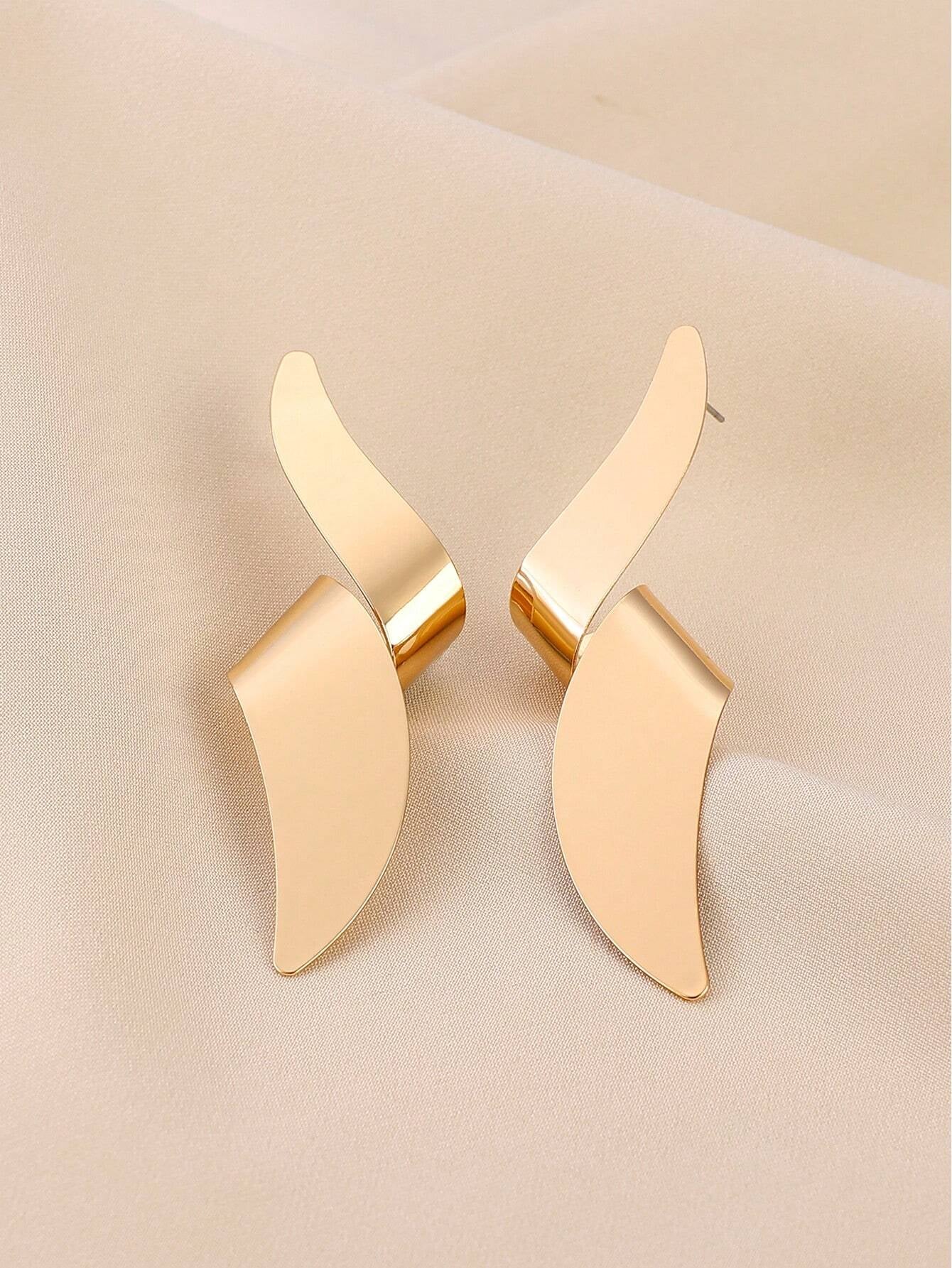 1 Pair of Geometric Irregular Long-Style Ear Studs for Women with Cool and Distant Style